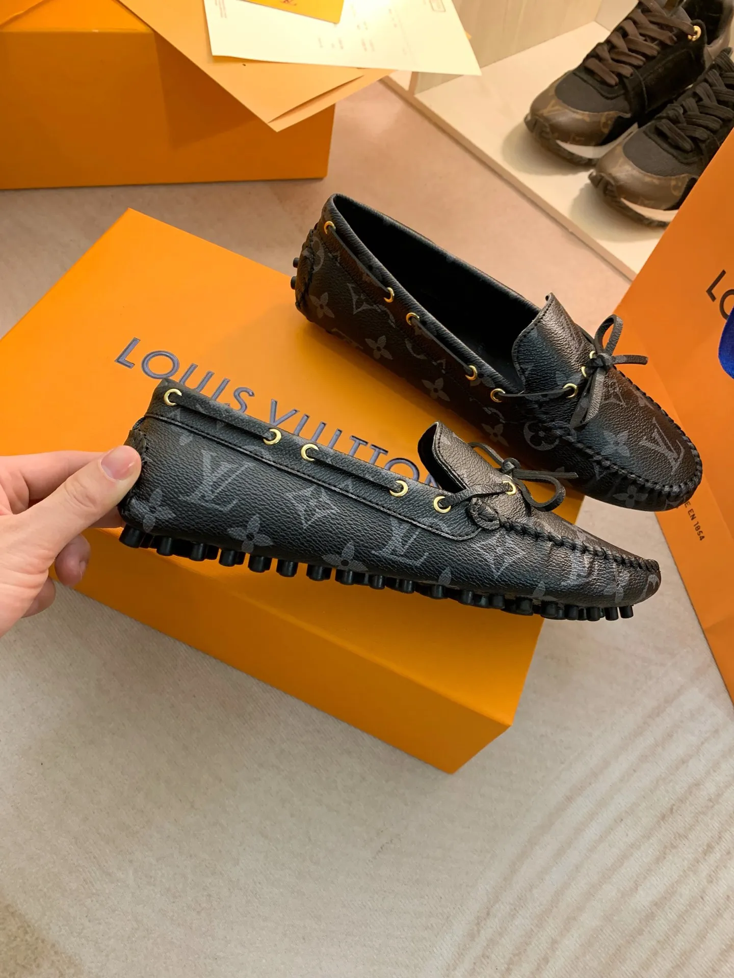 p460💰Couple model❤️🇫🇷 𝙇𝙤𝙪𝙞𝙨 𝙑𝙪𝙞𝙩𝙩𝙤𝙣 🇫🇷Louis Vuitton 2023 Classic𝓛𝓿 𝓣𝓻𝓪𝓲𝓷𝓮𝓻 Sports Series ➪➪➪¯ [Arizona Doudou Shoes Series] ▪️▪️▪️Arizona slip-on shoes are made of Monogram Eclipse canvas. Its hand-painted and dyed edges and hand-sewn uppers fully demonstrate Louis Vuitton's traditional shoemaking craftsmanship. This slip-on shoe is very lightweight. The integrated tongue and upper make it particularly comfortable and flexible. The soft outsole is equipped with rubber padding. Decorated with matching sash. Detailed features: ☑️Monogram Eclipse canvas ☑️Black Eclipse pattern ☑️Hand-painted shoe edges ☑️Hand-sewn uppers (each pair takes time to process) ☑️Integrated tongue and upper construction ☑️Outsole equipped with rubber lining ☑️size: 35_46